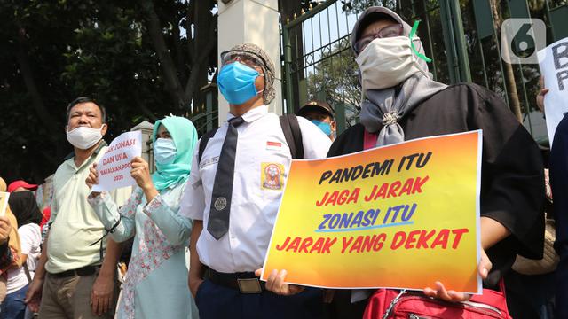 Ratusan Orang Tua Demo PPDB di Kantor Nadiem