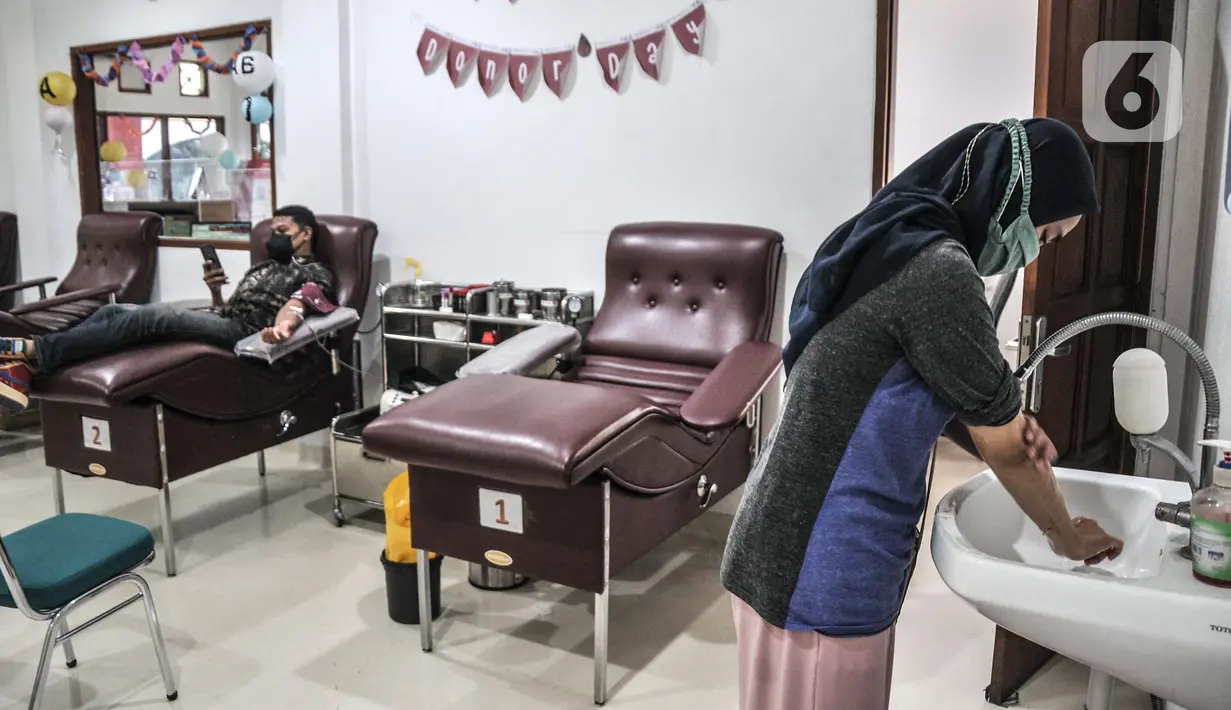 Warga mencuci tangan sebelum melakukan donor darah di Kantor PMI Jakarta Timur, Rabu (28/7/2021). Selama pandemi COVID-19, PMI menerapkan protokol kesehatan ketat kepada warga sebelum mendonorkan darah. (merdeka.com/Iqbal S. Nugroho)