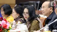 Menteri PPPA I Gusti Ayu Bintang Darmavati saat mengikuti rapat kerja dengan komisi VIII DPR di Kompleks Parlemen, Senayan, Jakarta, Rabu (13/11). Rapat membahas lima program prioritasnya untuk periode 2019-2024 Salah satuny kelanjutan RUU P-KS. (Liputan6.com/Johan Tallo)