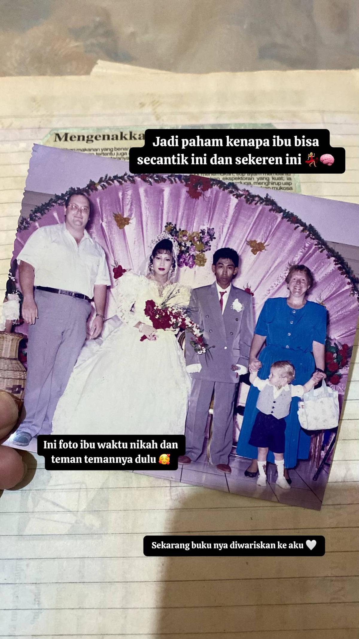 Berisi Potongan Koran yang Ditempel, Momen Wanita Temui Buku Lawas Milik Ibunya di Tahun 1980 Ini Curi Perhatian