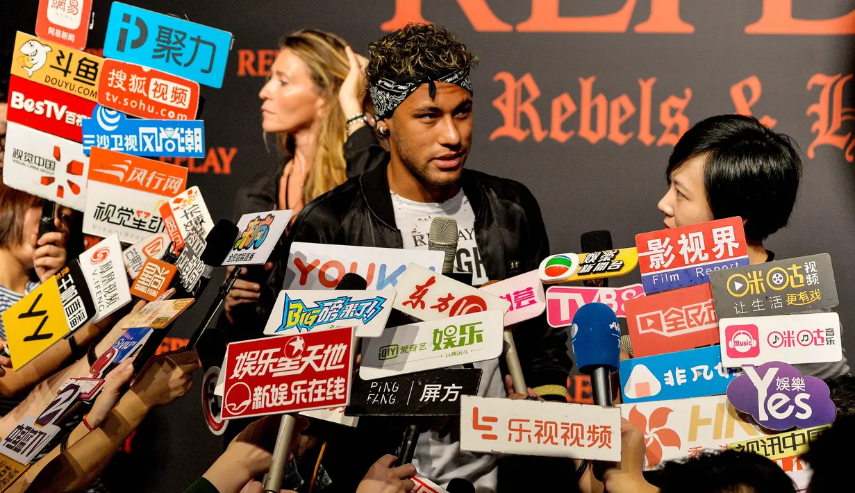 Striker Barcelona, Neymar Jr, melakukan wawancara saat menghadiri acara fashion di Shanghai, China, Senin (31/7/2017). Masa depan pemain asal Brasil tersebut masih teka teki setelah PSG tertarik memboyongnya dari Barcelona. (AFP/Chandan Khanna)