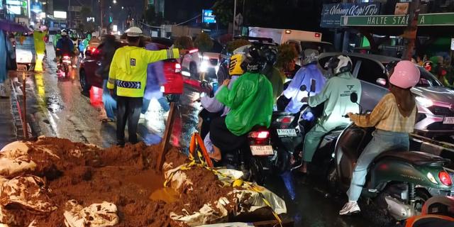 Parahnya Proyek Galian Kabel di Depok, Bikin Macet dan Celaka