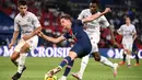 Gelandang PSG, Julian Draxler, berusaha mengontrol bola saat menghadapi Metz pada laga Liga Prancis di Stadion Parc des Princes, Paris, Kamis (17/9/2020) dini hari WIB. PSG menang 1-0 atas Metz. (AFP/Franck Fife)