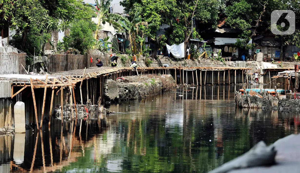 Suasana saat pekerja mengerjakan proyek pembangunan tanggul bantaran Kali Anak Ciliwung di RT 001 RW 008 Ancol, Pademangan, Jakarta Utara, Kamis (19/12/2019). Pembangunan tanggul untuk mencegah amblesnya bantaran sungai seperti pada akhir tahun 2018 lalu. (Liputan6.com/Johan Tallo)