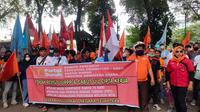 Ratusan massa yang tergabung dalam Exco Partai Buruh Sumut bersama Elemen Serikat Pekerja dan Serikat Buruh menggeruduk Kantor DPRD Sumut, Jalan Imam Bonjol, Kota Medan, Rabu (15/6/2022)