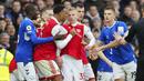 Bek Arsenal, Gabriel Magalhaes (kedua kiri) berusaha menenangkan rekannya, Oleksandr Zinchenko yang terlibat pertikaian dengan striker Everton, Neal Maupay dalam laga pekan ke-22 Liga Inggris 2022/2023 di Goodison Park, Liverpool, Sabtu (4/2/2023) malam WIB. (AP Photo/Jon Super)