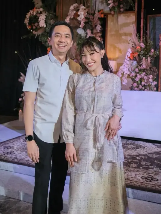 Sedangkan, Ayu Dewi yang punya acara dibalut dress coklat bermotif dengan aksen outer dan belt pitanya.  [@mrsayudewi]