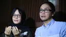 "Beliau sosok ibu yang baik. Aku ingat waktu kita pacaran, beliau sangat menjaga perasaan saya waktu pacaran sama Memes," kata Adie MS di rumah duka. (Adrian Putra/Bintang.com)