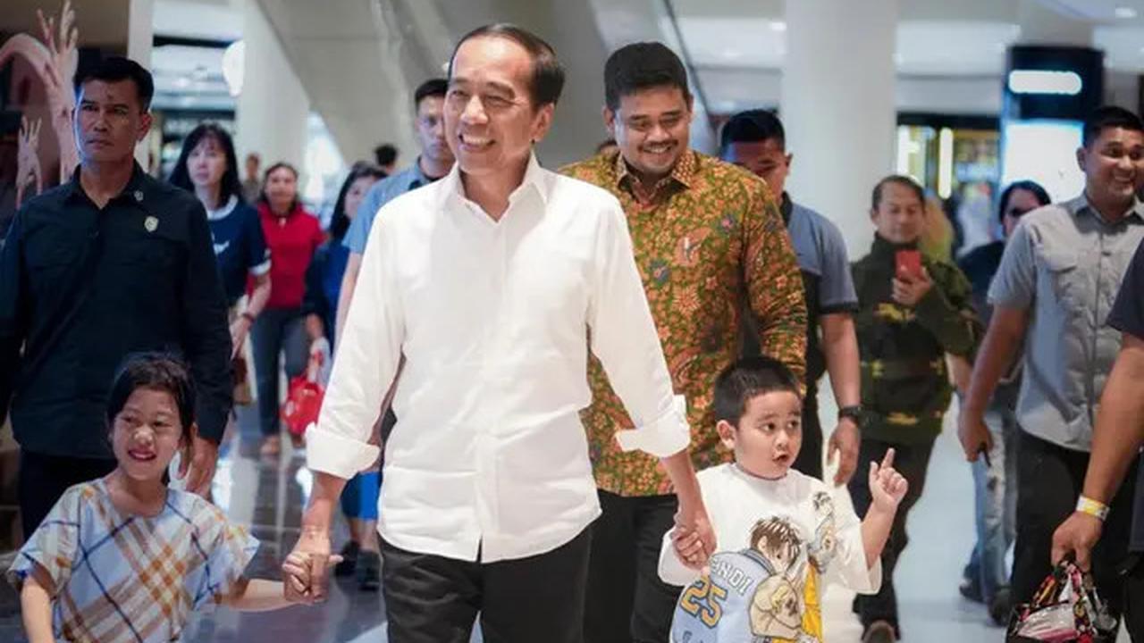 Gaya Mentereng Iriana Naik Pesawat Komersial Bareng Jokowi