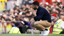 Pelatih Manchester United, Ruben Amorim jongkok di pinggir lapangan saat laga lanjutan Liga Inggris 2024/2025 melawan West Ham di Old Trafford, Manchester, Inggris, Minggu (11/05/2025) waktu setempat. (AP Photo/Ian Hodgson)