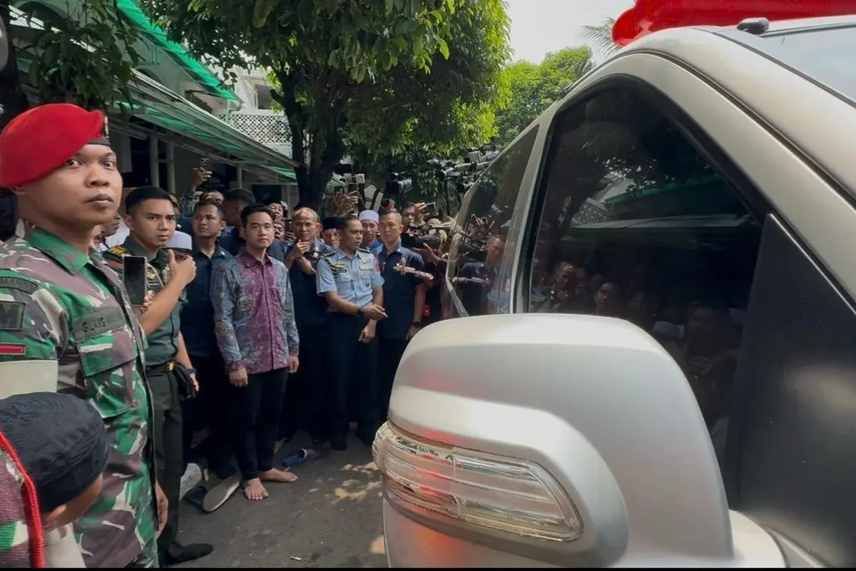 Wakil Presiden (Wapres) Gibran Rakabuming Raka melayat almarhumah Titiek Puspa, Jumat (11/4/2025).