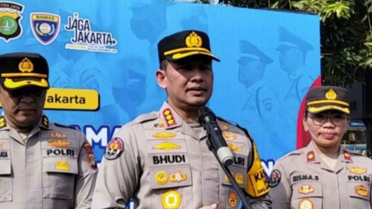 Kabid Humas Polda Metro Jaya Kombes Pol Budi Hermanto memberikan keterangan di Mapolda Metro Jaya, Jumat (28/11/2025).