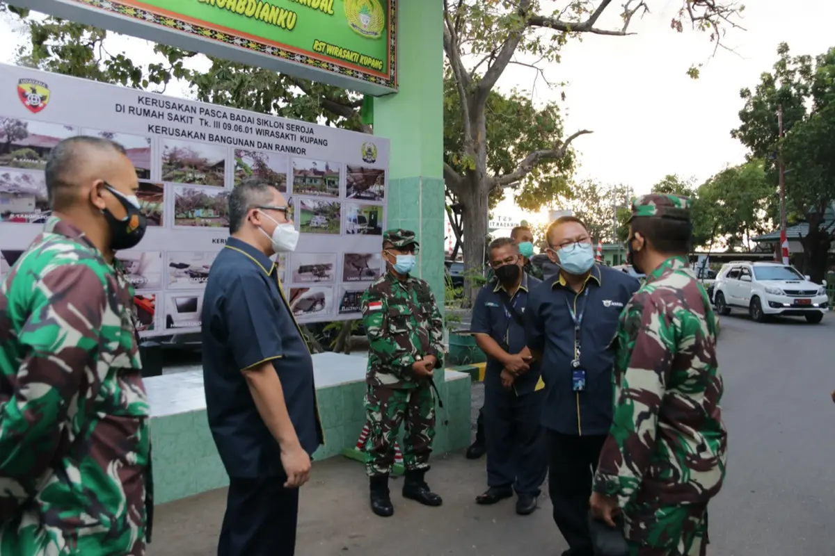 ASABRI menyerahkan bantuan program Tanggung Jawab Sosial dan Lingkungan (TJSL) di NTT