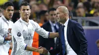 Cristiano Ronaldo usai merangkul Zinedine Zidane  (AP Photo/Michael Probst)