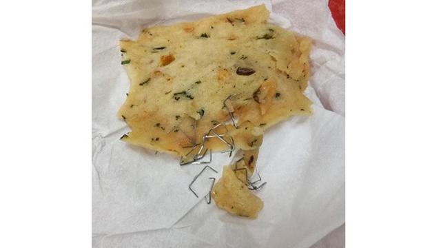 5 Foto Makanan Tercampur Sesuatu Ini Bikin Enggak Nafsu Makan