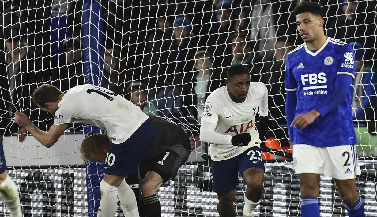Lima menit memasuki injury time, Steven Bergwijn yang baru dimasukkan pada menit ke-79 berhasil membobol gawang Kasper Schmeichel usai memanfaatkan bola rebound hasil tembakan Matt Doherty. (AP/Rui Vieira)