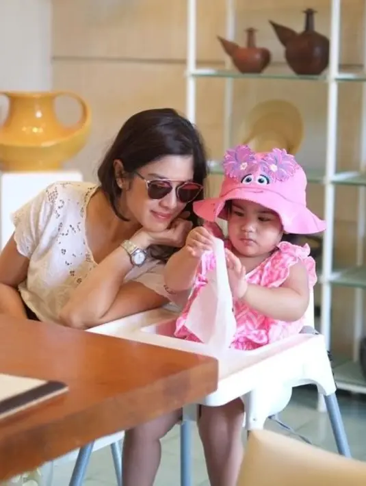 Dian Sastrowardoyo bersama sang putri, Ishana siap menyantap makanan. Ishana pun diberikan bangku khusus bayi. (Foto: Instagram/@therealdisastr)