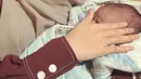 Ikut bahagia atas kelahiran anak Vebby Palwinta, Natasha Rizky momong Baby Omar seperti anaknya sendiri. Wajah Baby Omar belum diungkap ke publik, Natasha Rizky tutup wajah anak sahabatnya itu. Bagikan momen bahagia kelahiran anak kedua Vebby Palwinta di Instagram, warganet hingga kerabat selebriti seperti Nina Zatulini dan Ryana Dea turut ucapkan selamat di kolom komentar. (Liputan6.com/IG/@natasharizkynew)