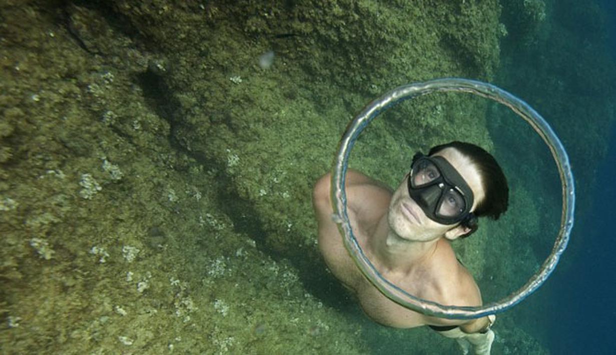 Penyelam  Perancis Guillaume Nery terlihat beratraksi di bawah laut saat sesi latihan di laut Mediterania, Nice, Perancis, (18/7/ 2015). Ia akan mengikuti kejuaraan dunia selam yang  berlangsung pada 5-20 September 2015 di Siprus. (AFP PHOTO/Boris Horvat)