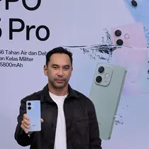 Arga Simanjuntak, Head of Public Relations Oppo Indonesia saat uji coba ketahanan Oppo A5 Pro di Jakarta, Jumat (14/3/2025). (Liputan6.com/ Yuslianson)