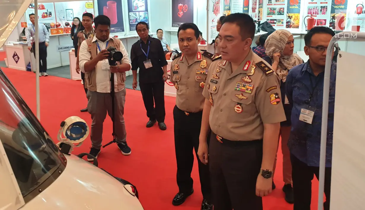 Kadiv Humas Polri, Irjen Pol. Muhammad Iqbal melihat kendaraan saat gelaran Indo Security dan Indo Firex 2019 Expo & Forum, Jakarta, Kamis (18/7/2019). Pameran ini sangat strategis dalam perspektif keamanan negara dan menjadi dasar utama negara untuk bisa bertahan dan berdaulat. (Liputan6.com/HO/Iwa