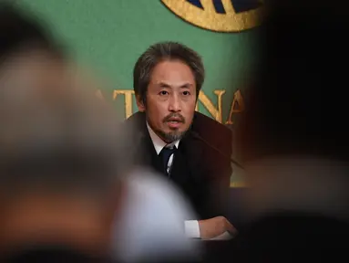 Jumpei Yasuda, jurnalis lepas Jepang yang sempat ditahan 3 tahun oleh militan Suriah, menggelar konferensi pers di Tokyo, Jumat (2/11). Ini pertama kalinya Yasuda tampil ke hadapan publik sejak menginjakkan kaki di Jepang. (Toshifumi KITAMURA/AFP)