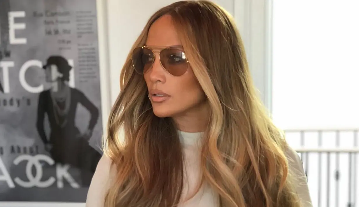 Jennifer Lopez mengaku dirinya tak merokok ataupun minum alkohol. Namun ia sempat tertangkap kamera merokok di ruang publik. (instagram/jlo)