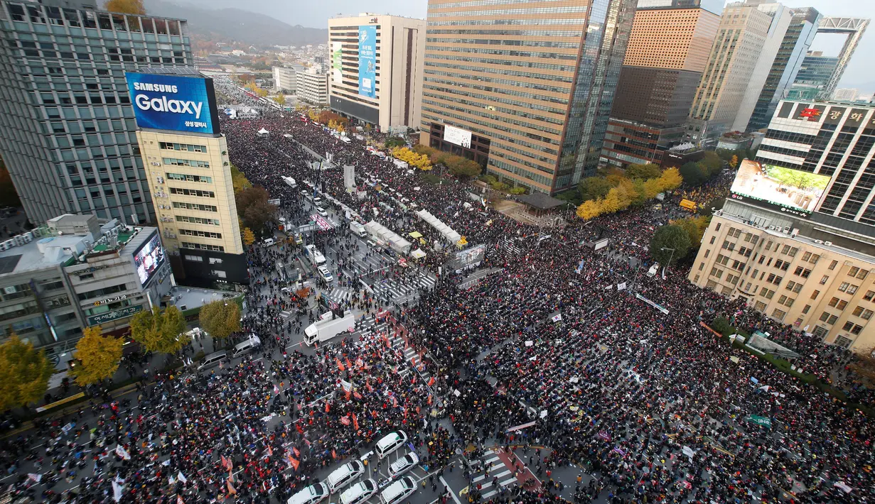 Sejumlah massa berunjuk rasa menuntut Presiden Park Geun-Hye mundur dari jabatannya, di jalan utama Seoul, Korea Selatan, Sabtu (12/11). Park Geun-Hye diminta mundur atas tuduhan korupsi, kolusi, dan nepotisme (KKN). (REUTERS/Jeon Heon-kyun)