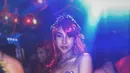 Anya Geraline memvisualisasikan Ariel dengan outfit bra berbentuk kerang warna lavender dan rok jaring dengan belahan tinggi. (Foto: Instagram @anyageraldine)