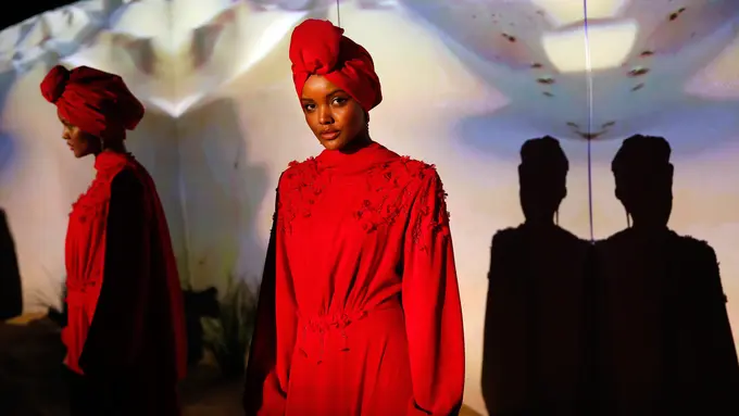 Model Berhijab Dunia, Halima Aden Ramaikan Fashion Turki
