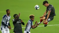 Gelandang West Brom, Grady Diangana, berebut bola dengan gelandang Brentford, Christian Norgaard, dalam laga Piala Inggris di venue The Hawthorns, Rabu (23/9/2020) dini hari WIB. West Brom kalah 6-7 atas Brentford lewat adu penalti. (AFP/Carl Recine/pool)
