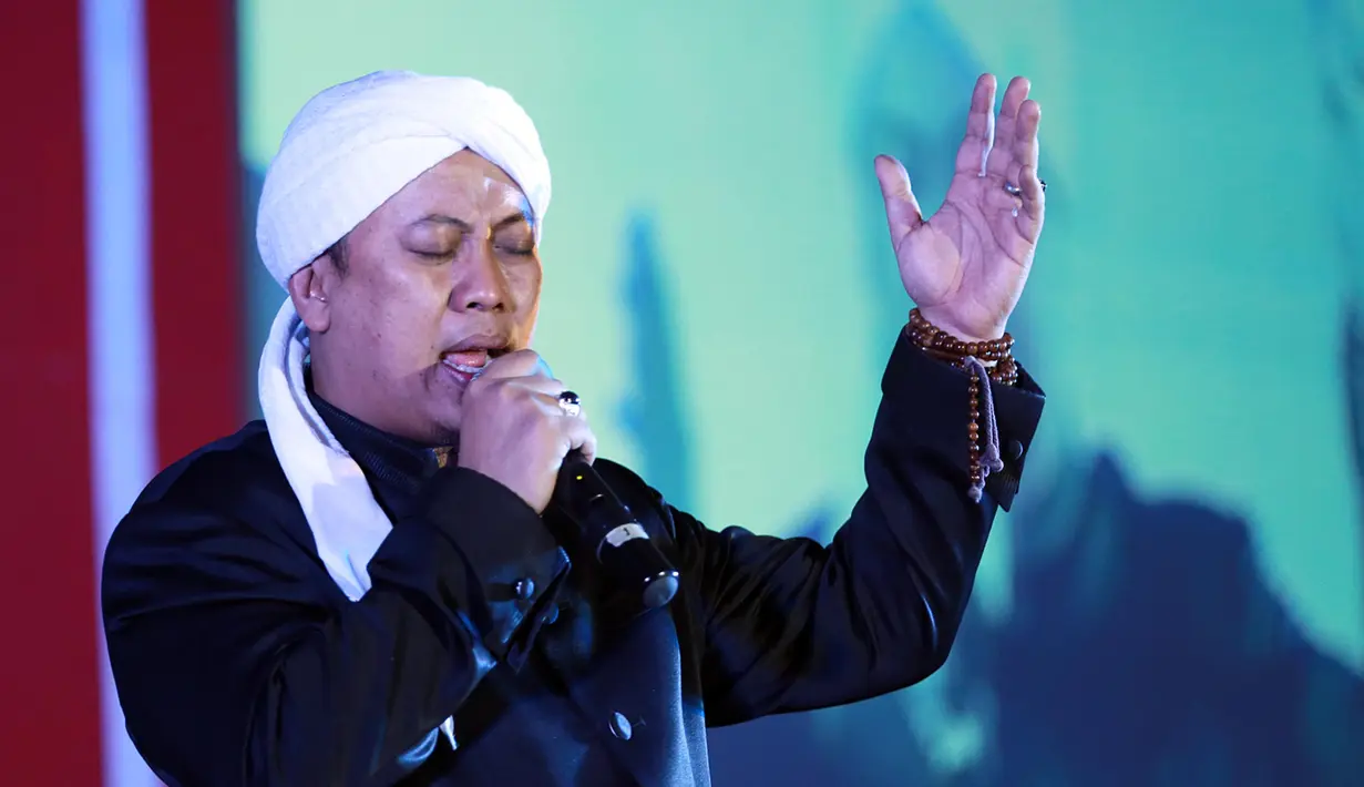 Saat dihubungi wartawan, pelantun lagu Tombo Ati itu tidak mengiyakan juga tidak membantah. Bahkan, ia juga meminta pada masyarakat untuk mendoakan yang terbaik buat keluarganya. (Deki Prayoga/Bintang.com)