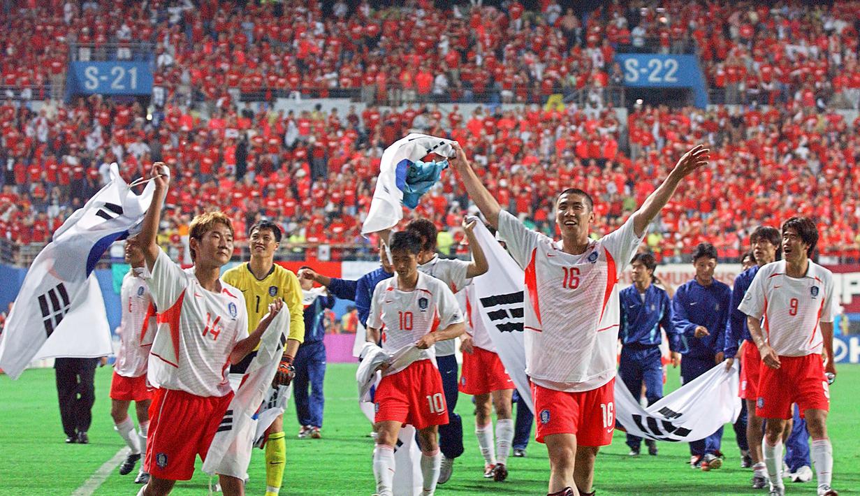 Dengan kemenangan atas Italia, Korea Selatan pun terus melaju. Di babak perempatfinal Korsel mengalahkan Spanyol lewat adu penalti. Kejutan tuan rumah berakhir di babak semifinal saat dikalahkan Jerman 0-1. Dengan lolos ke semifinal dan akhirnya menempati posisi ke-4 usai takluk dari Turki, Korea Selatan mencetak sejarah sebagai negara Asia dengan pencapaian terbaik hingga saat ini sepanjang sejarah Piala Dunia. (AFP/Kim Jae-hwan)
