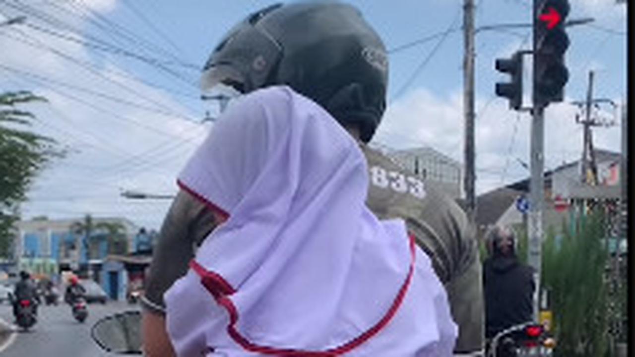 Sederhana Tapi Luar Biasa, Cara Anggota TNI Hibur Putri Kecilnya saat Naik Motor di Lampu Merah ini Bikin Senyum-Senyum Sendiri