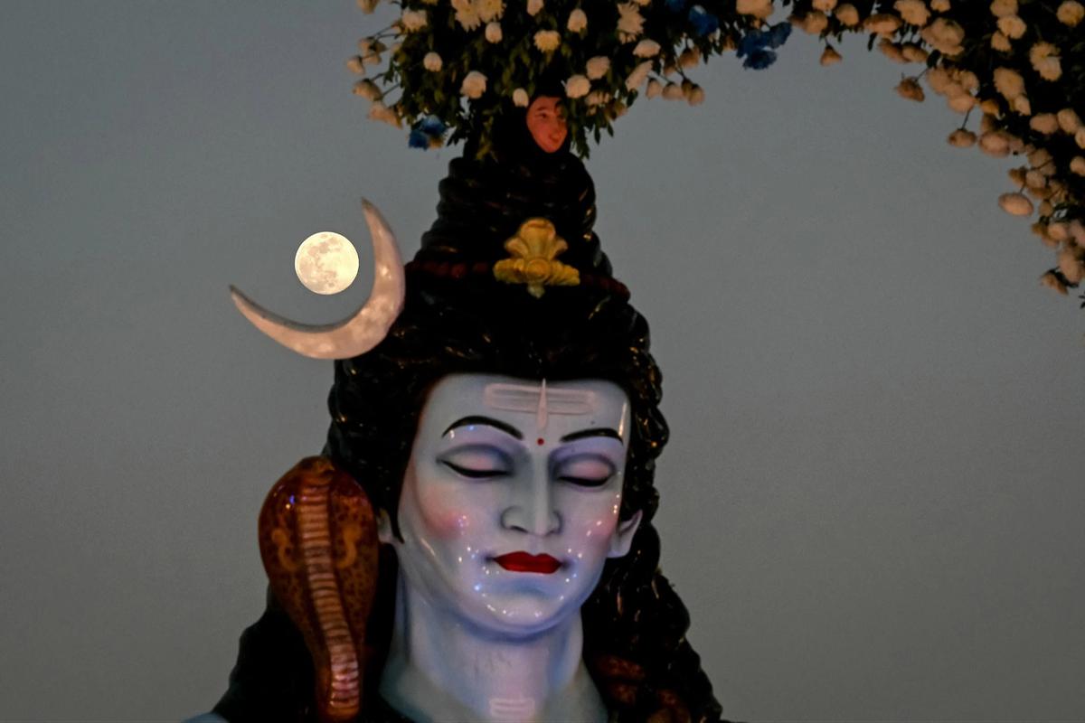 FOTO: Supermoon Wolf Moon Awali Fenomena Langit Tahun 2026