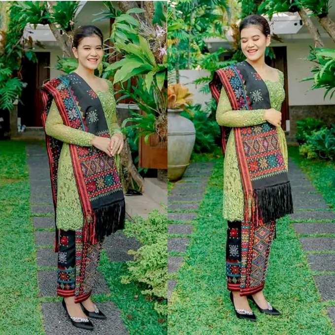 Pesona Anggun Kahiyang Ayu Hadiri HUT ke-44 Dekranas dengan Kebaya dan Kain Ulos