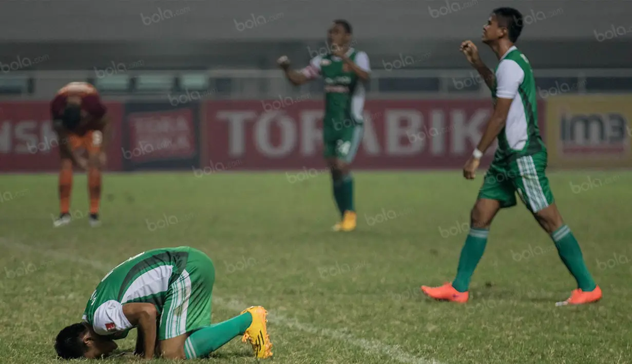Pemain PS TNI melakukan sujud usai menaklukkan Borneo FC. Pada laga selanjutnya PS TNI akan menjamu Persib, sementara Borneo FC akan tandang ke Arema Cronus. (Bola.com/Vitalis Yogi Trisna)