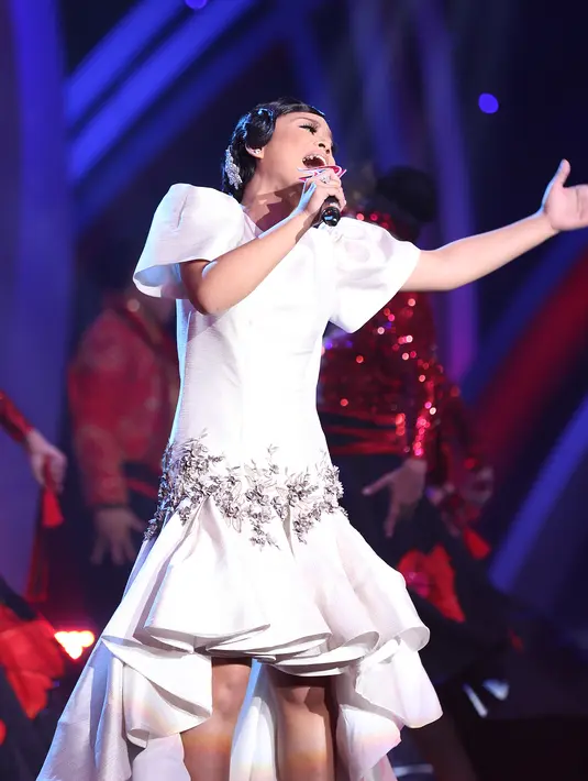 Membuka grand final D'Academy Asia, gadis bersuara emas bernama Lesti tampil memukau di penampilan pertama. Gadis yang masih berusia 16 tahun ini tampil memukau membawakan lagu ‘Biarlah Merana’. (Andy Masela/Bintang.com)