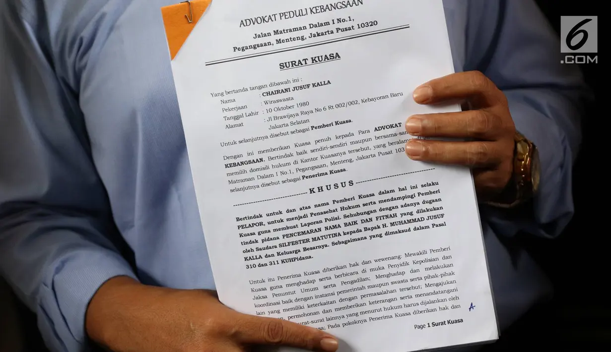 Perwakilan Advokat Peduli Kebangsaan menunjukan surat kuasa dari putri bungsu Wapres Jusuf Kalla, Chairani Kalla, di Bareskrim Polri, Senin (29/5). Keluarga JK melaporkan Silfester Matutina atas dugaan pencemaran nama baik (Liputan6.com/Immanuel Antonius)