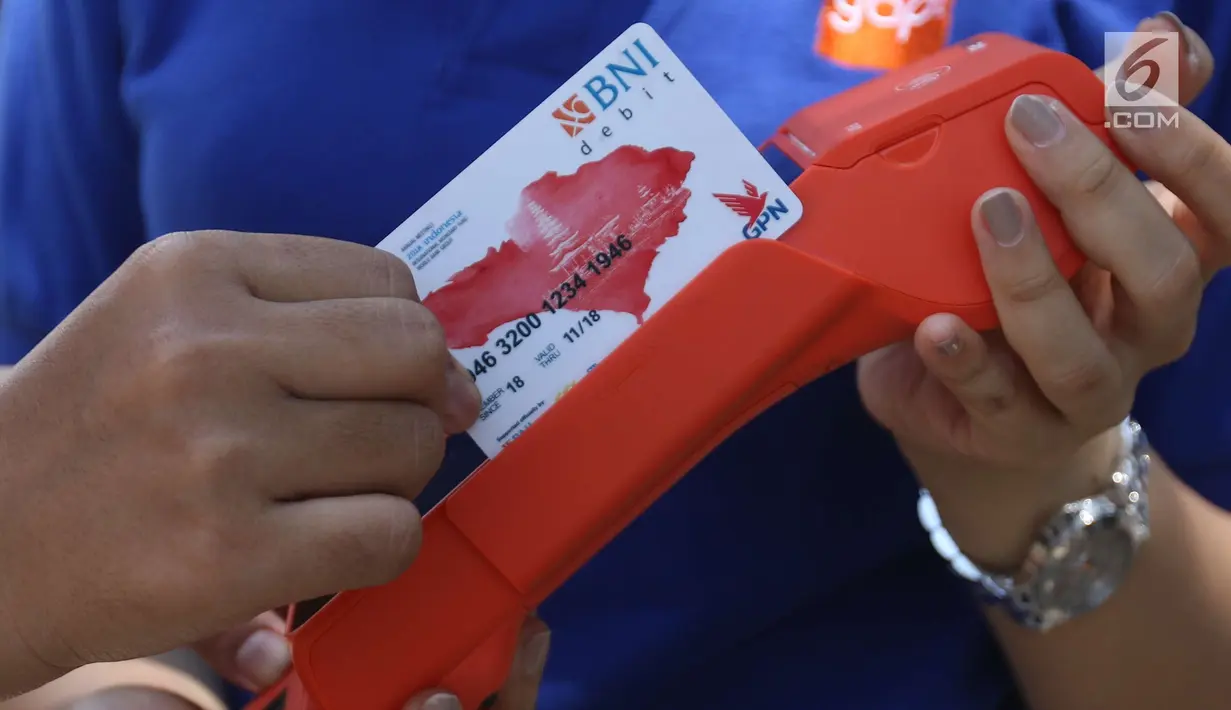 Pengunjung bertransaksi dengan tap cas BNI saat pertemuan tahunan IMF-Bank Dunia Grup di Bali, Jumat (11/12). PT BNI (Persero) Tbk menerbitkan 760 Kartu Virtual Account Debit yang diberikan kepada para delegasi negara peserta. (Liputan6.com/Angga Yuniar)