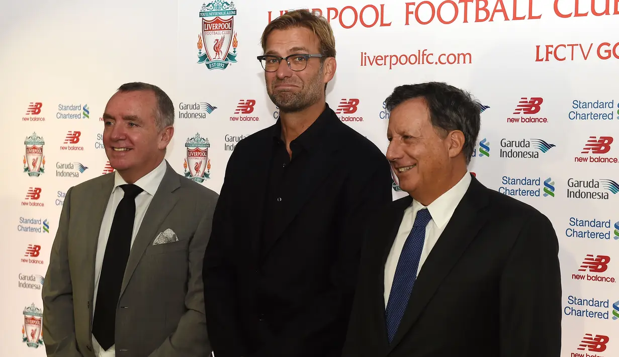 Pelatih baru Liverpool, Jurgen Klopp (tengah)berpose jelang konferensi pers di Anfield, Liverpool, Jumat (9/10/2015. Sebelumnya Klopp pernah melatih Borussia Dortmund. (AFP PHOTO/PAUL ELLIS)
