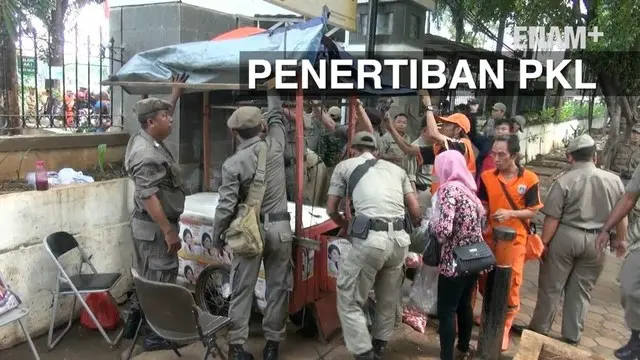 ENAM PLUS: Penertiban PKL, Petugas dan PKL Saling Dorong