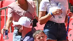 Annie Kilner, tunangan pemain Inggris Kyle Walker (kanan) setelah berbincang dengan Coleen Rooney, istri mantan pemain Inggris Wayne Rooney selama pertandingan grup D antara Inggris melawan Kroasia di stadion Wembley di London, Minggu (13/6/2021). (AFP/Pool/Glyn Kirk)