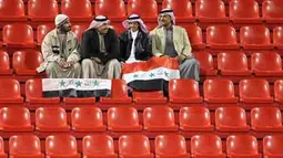 Empat fans Irak di tengah kosongnya Ahmed bin Ali Stadium, Al Rayyan, Qatar, ketika digelar penyisihan Grup D Piala Asia 2011 antara Irak vs Korut, 19 Januari 2011. AFP PHOTO / KARIM JAAFAR 