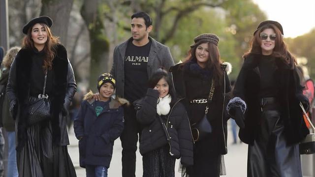 Enggak Kalah Cetar, Ini 6 Gaya Glamor Hana Shabab Ibu Tania Nadira