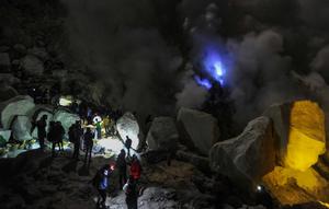 Kawah Ijen merupakan destinasi wisata unggulan di Jawa Timur yang berada di ketinggian sekitar 2.368 meter di atas permukaan laut. Kawasan ini dikenal memiliki salah satu kaldera terluas di Pulau Jawa. Secara administratif, Kawah Ijen terletak di perbatasan Kabupaten Banyuwangi dan Kabupaten Bondowoso, sehingga dapat diakses melalui dua jalur utama dari kedua wilayah tersebut. Tampak dalam foto, pengunjung menyaksikan blue fire di Kawah Gunung Ijen, Banyuwangi, Jawa Timur. (merdeka.com/Arie Basuki)