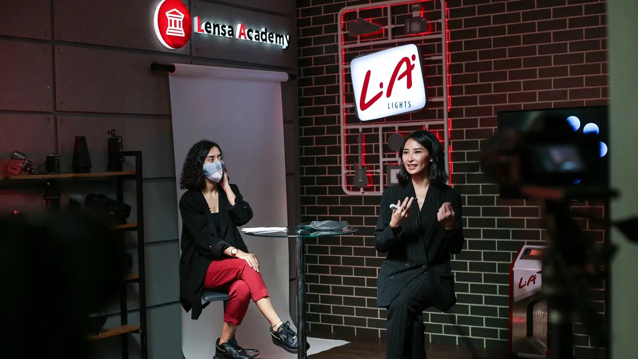 Nicoline Patricia memberikan pengalamannya di Lensa Comunity