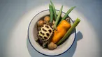 Gambar pada 24 September 2019 menunjukkan Turtle Soup alias sup kura-kura dari China dipamerkan di Disgusting Food Museum atau Museum Makanan Menjijikan di Nantes, Prancis. Pameran yang menampilkan 80 makanan paling menjijikkan di dunia ini berlangsung 3 November 2019. (LOIC VENANCE/AFP)