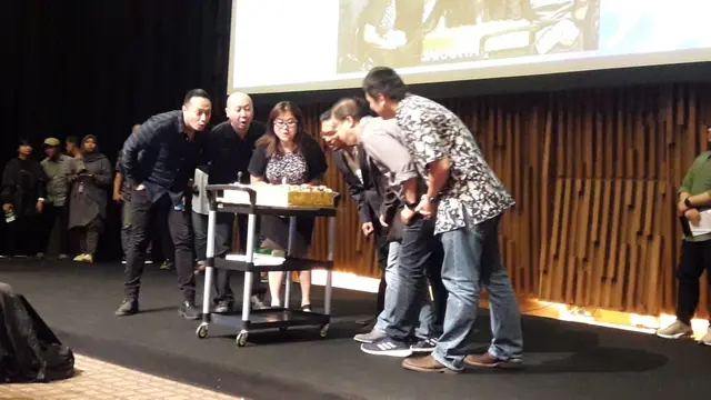 Para pimpinan KLY meniup lilin kue ulang tahun KLY dalam acara Town Hall Meeting KLY.