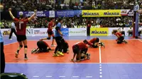 Tim putri Jakarta Elektrik PLN melakukan selebrasi setelah mengalahkan Jakarta Pertamina Energi pada grand final Proliga 2017 di GOR Amongrogo, Yogyakarta, Minggu (23/4/2017). (Humas Proliga)